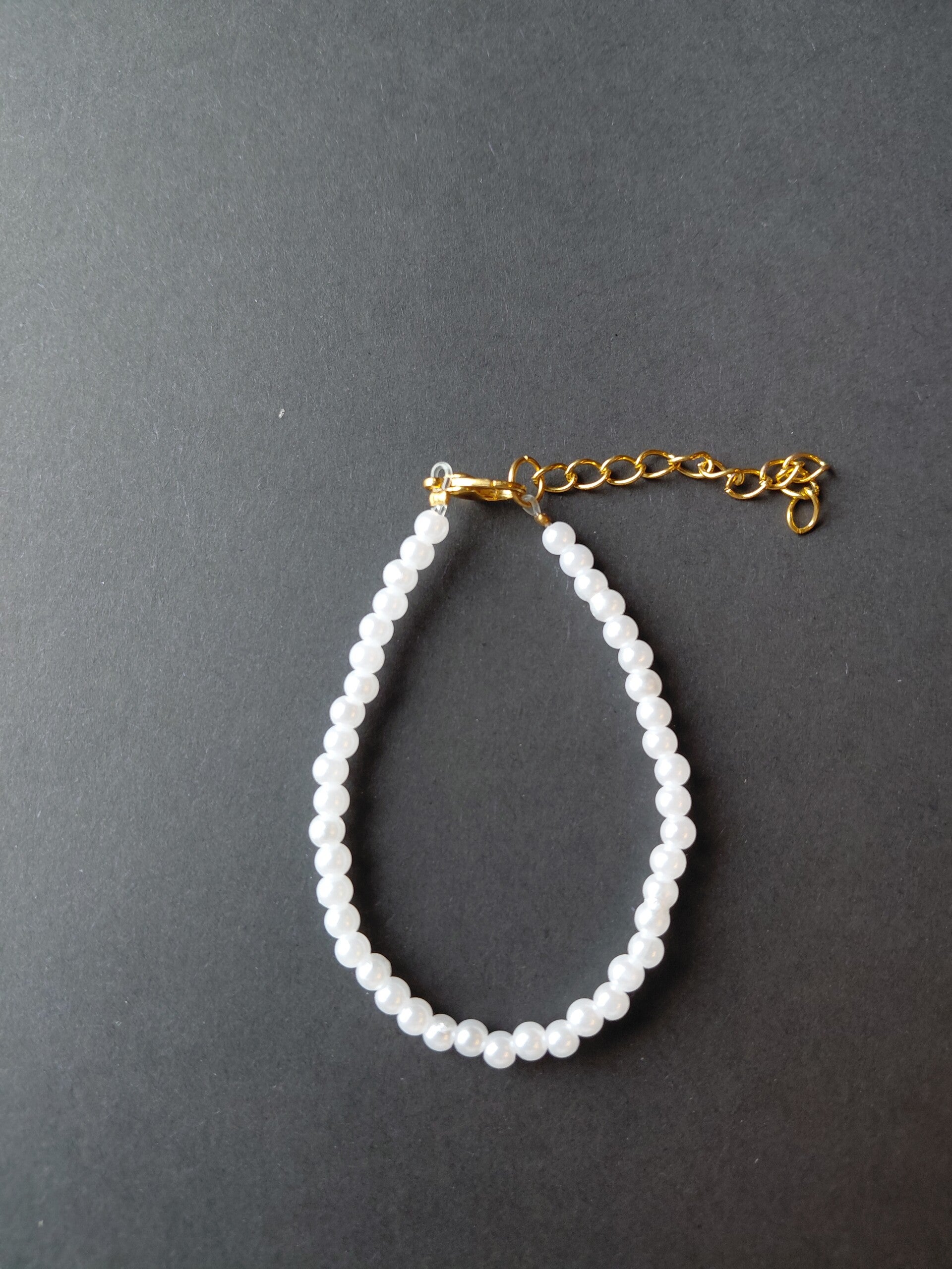🤍 Klassieke armband met witte pareltjes