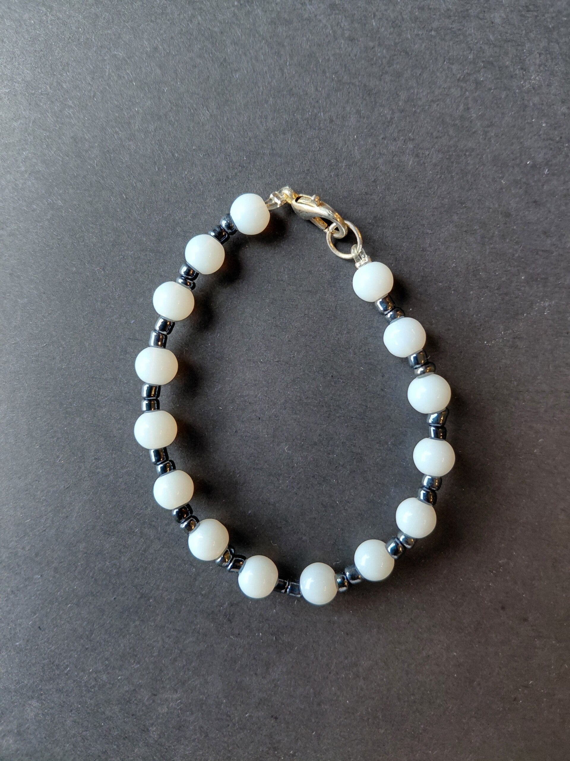 Elegante witte kralenarmband met zilverkleurige accenten