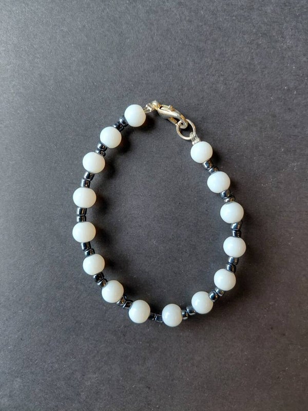 Elegante witte kralenarmband met zilverkleurige accenten