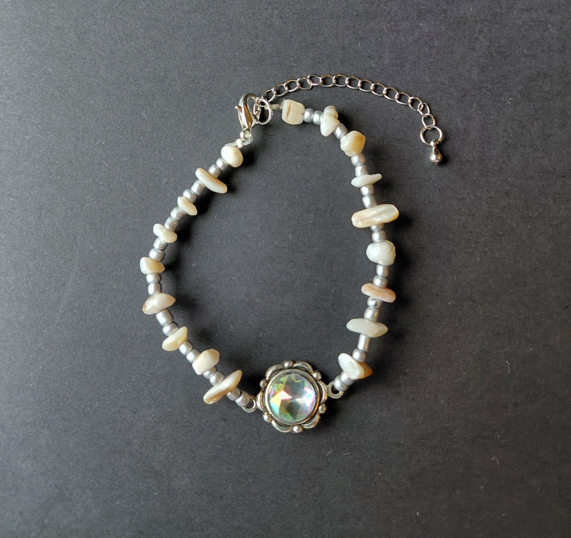 Elegante armband met parelmoerachtige kralen en sprankelend accent