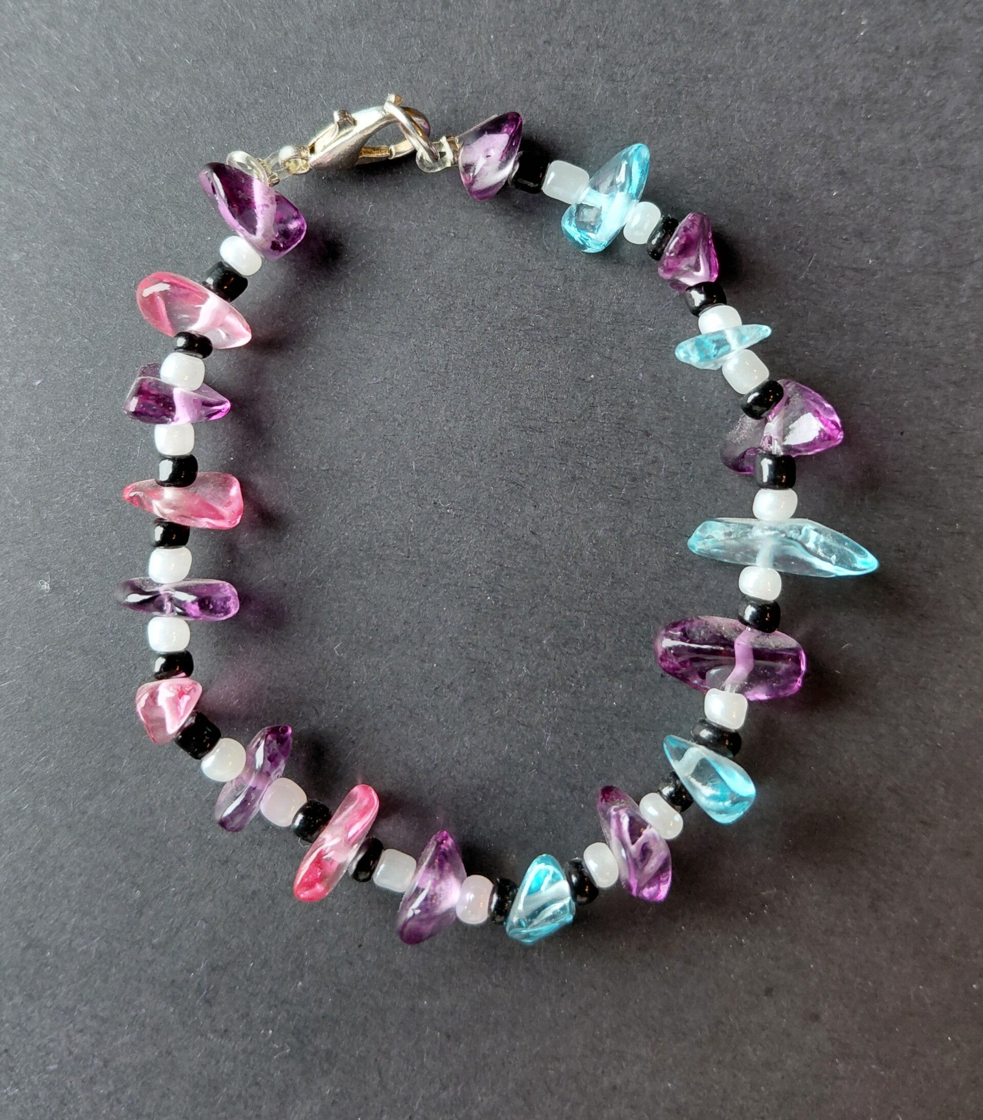 Handgemaakte armband met kleurrijke glaskralen – roze, paars & turquoise