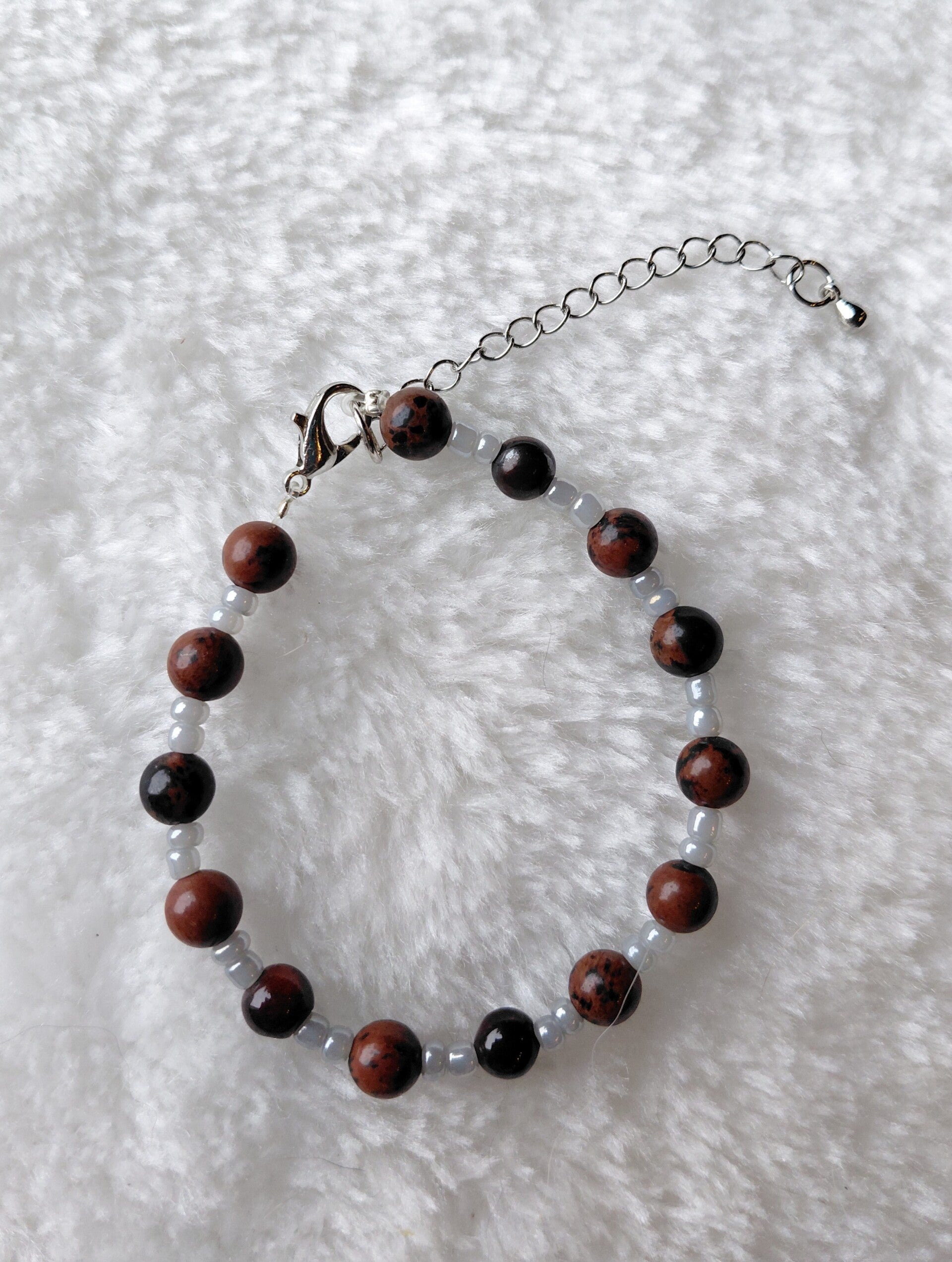Handgemaakte armband met roodbruine natuursteen en glaskralen