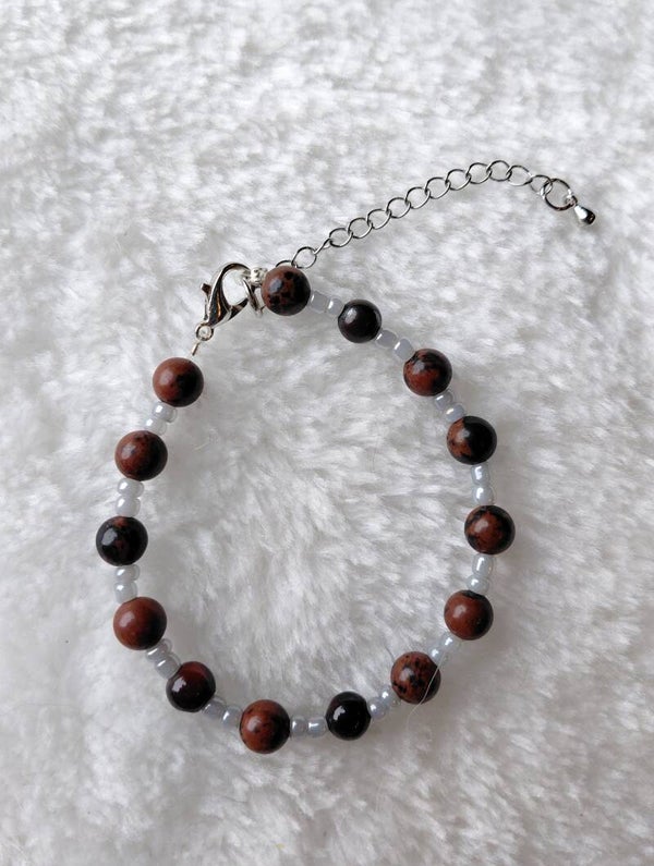 Handgemaakte armband met roodbruine natuursteen en glaskralen