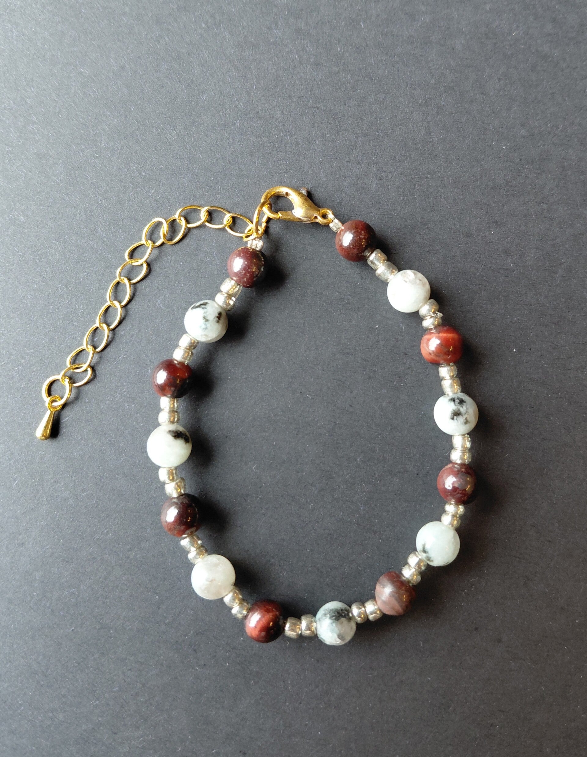 Handgemaakte armband met natuurstenen en goudkleurige details