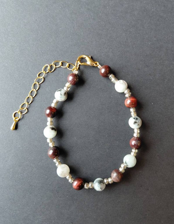 Handgemaakte armband met natuurstenen en goudkleurige details