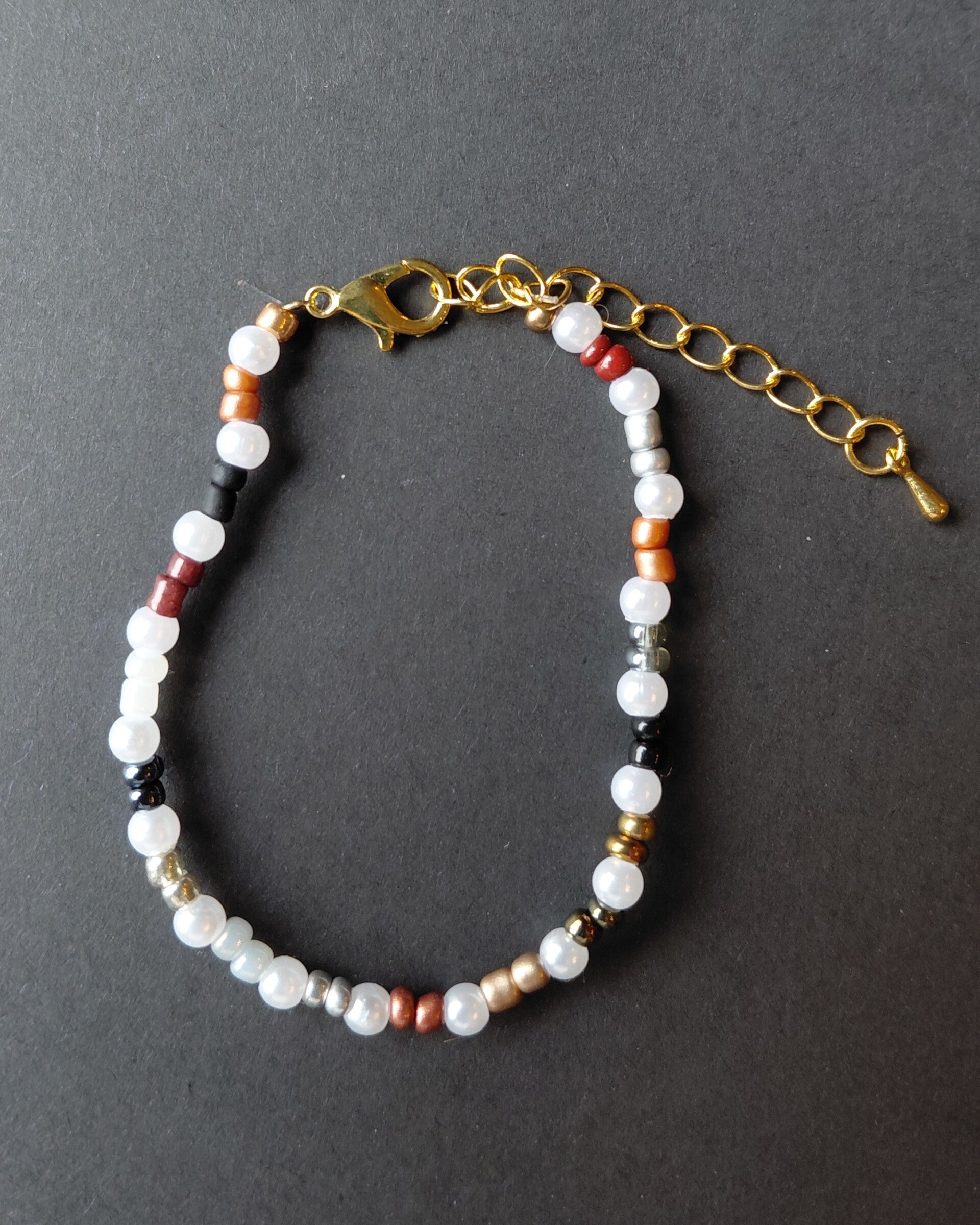 Handgemaakte kralenarmband in wit, rood, goud en zwart 🤍❤️🖤 💛