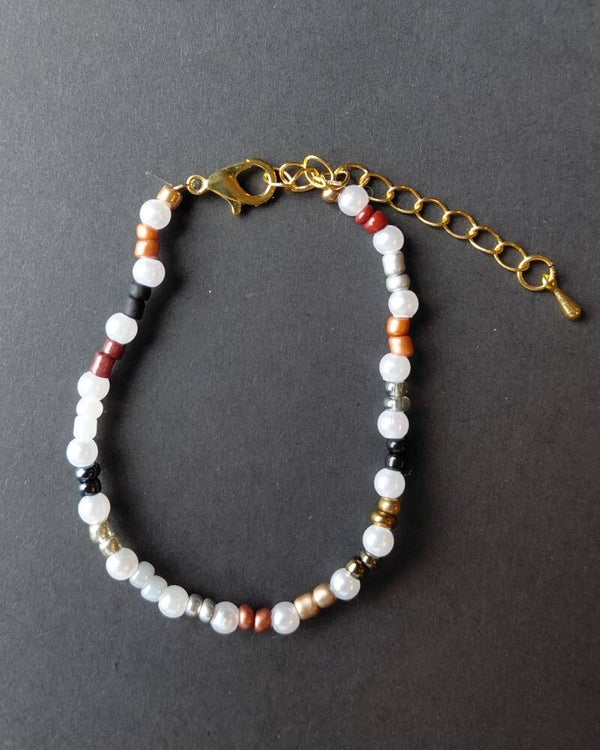 Handgemaakte kralenarmband in wit, rood, goud en zwart 🤍❤️🖤 💛