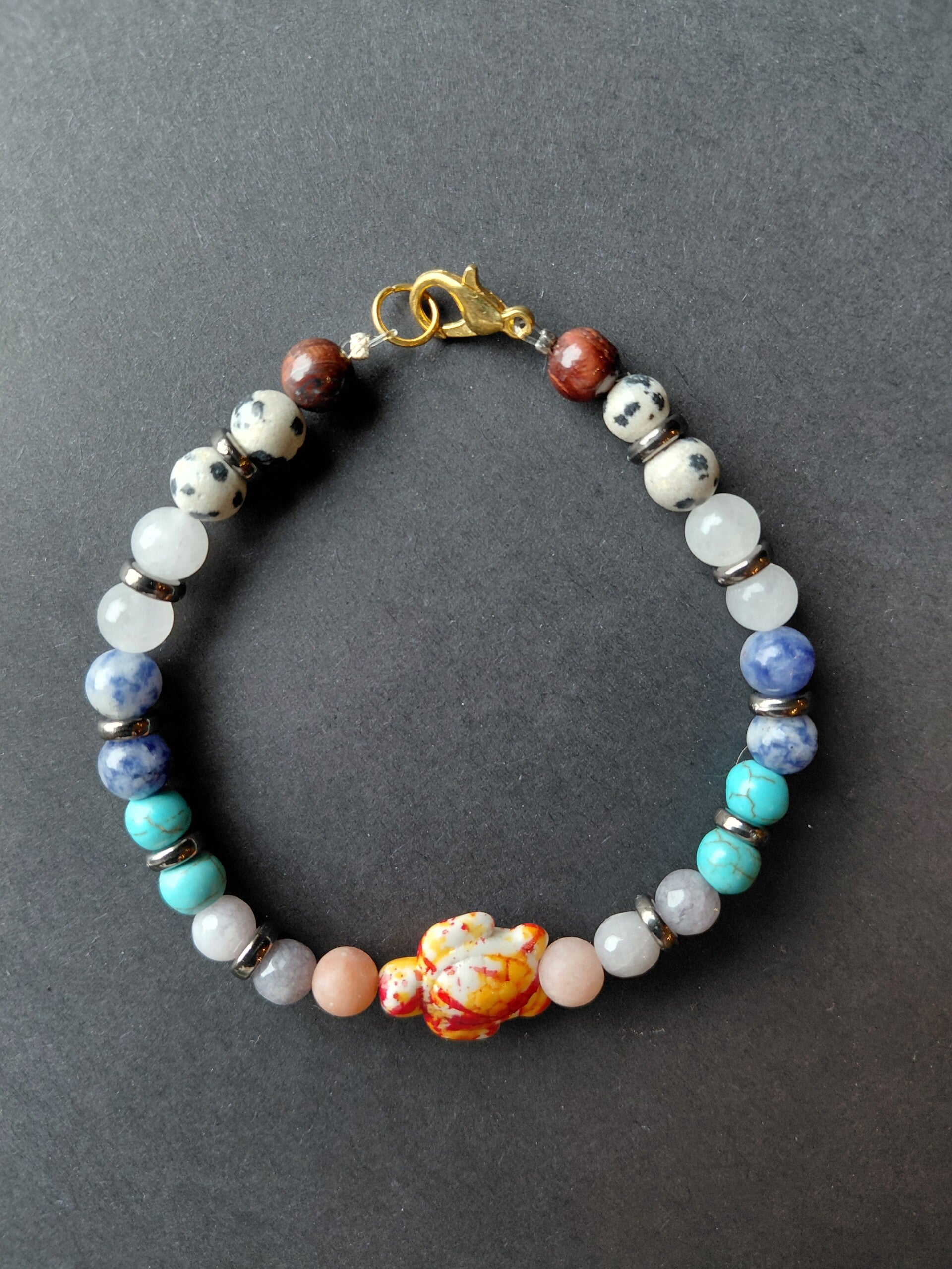 Unieke handgemaakte armband met natuursteen en kleurrijke details 🌈