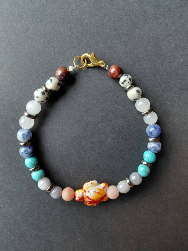 Unieke handgemaakte armband met natuursteen en kleurrijke details 🌈