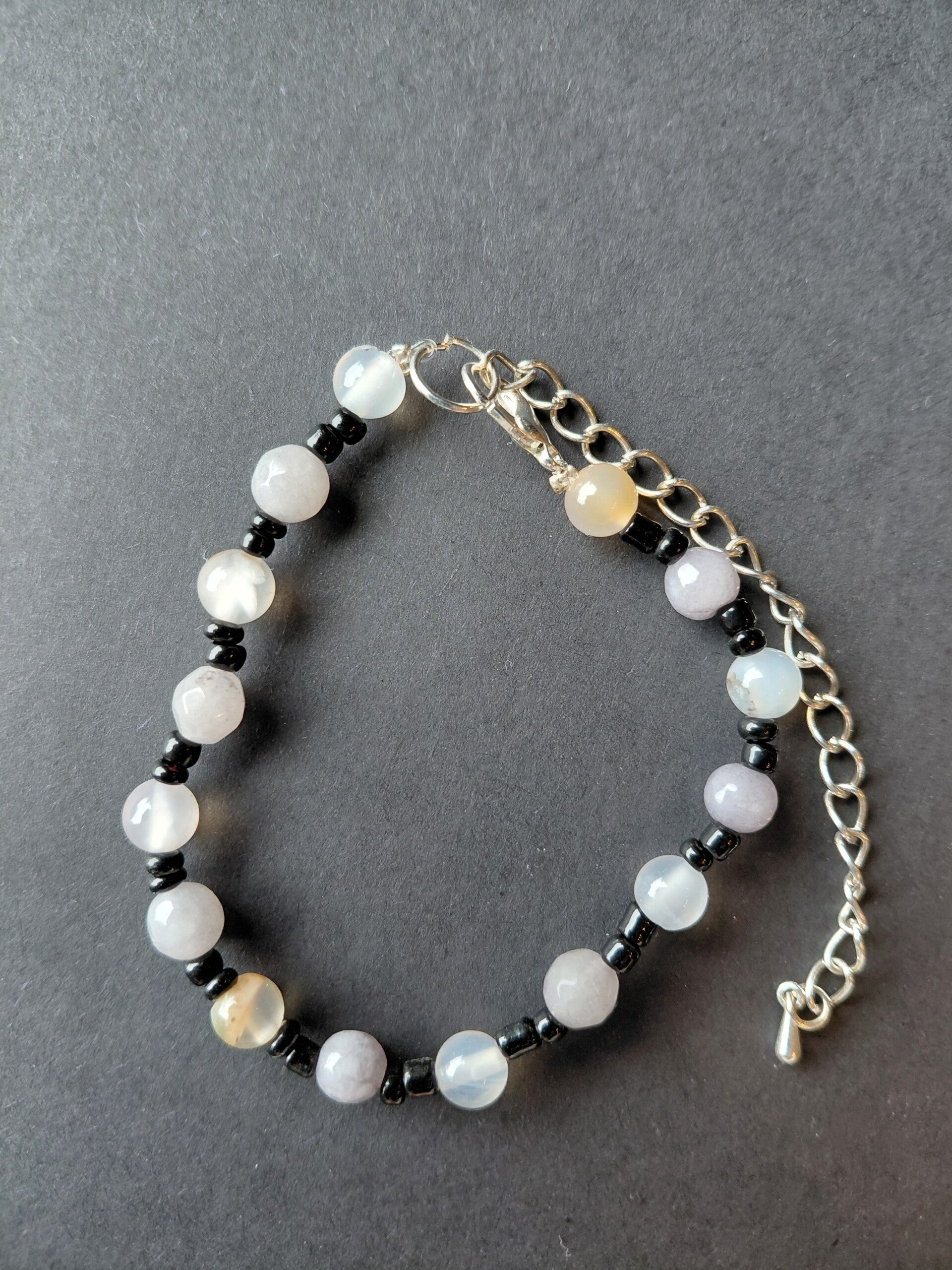 Handgemaakte armband in zachte pasteltinten 🤍