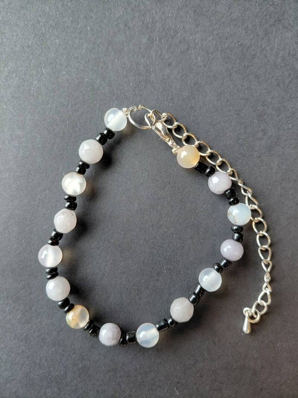 Handgemaakte armband in zachte pasteltinten 🤍