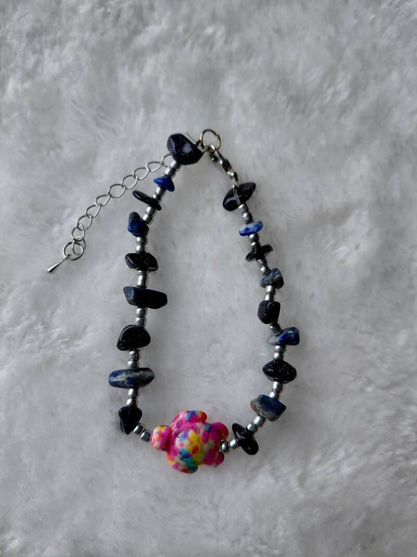 Handgemaakte armband met donkerblauwe 💙 natuursteen en kleurrijke blikvanger