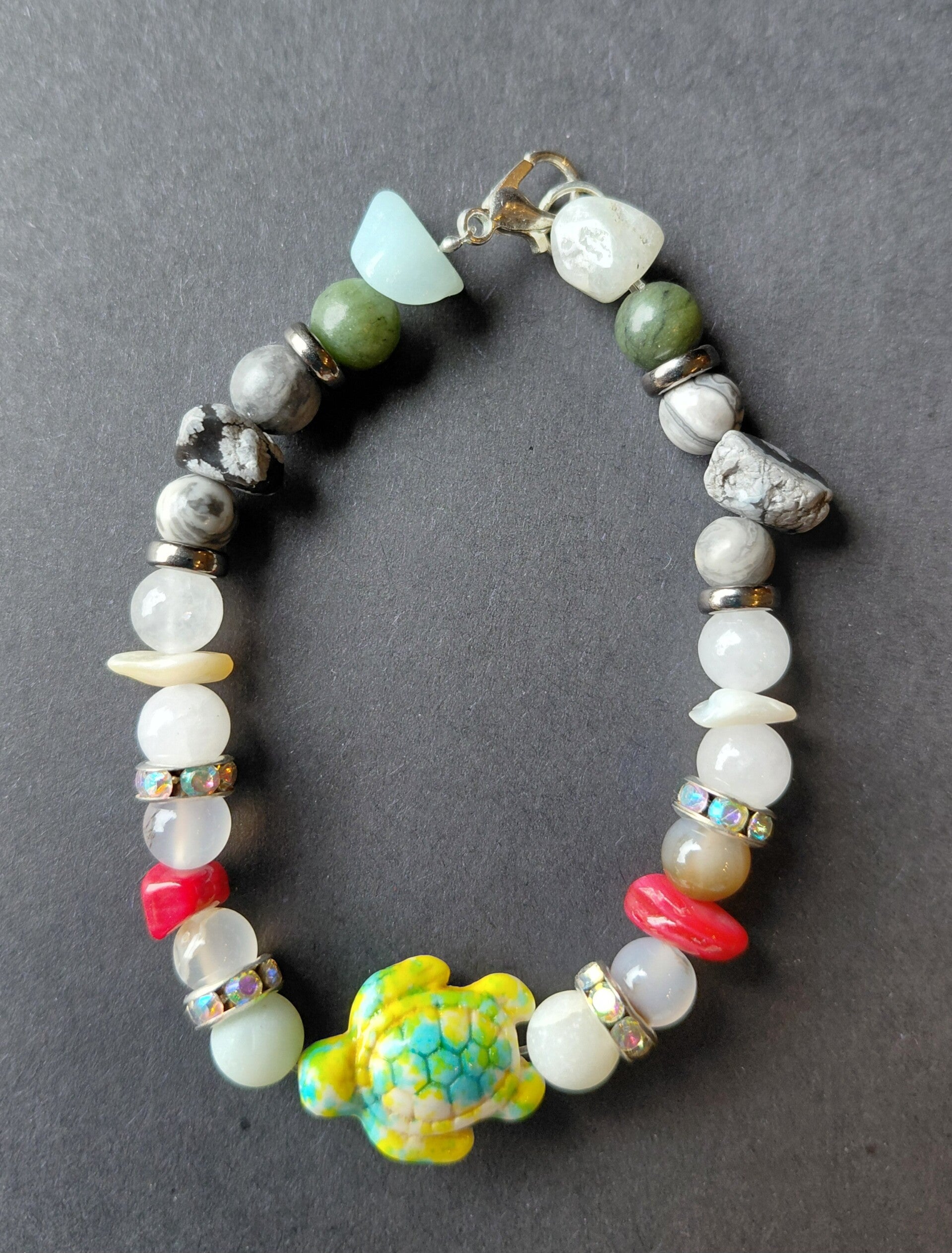 Handgemaakte natuursteenarmband met kleurrijke details & schildpad