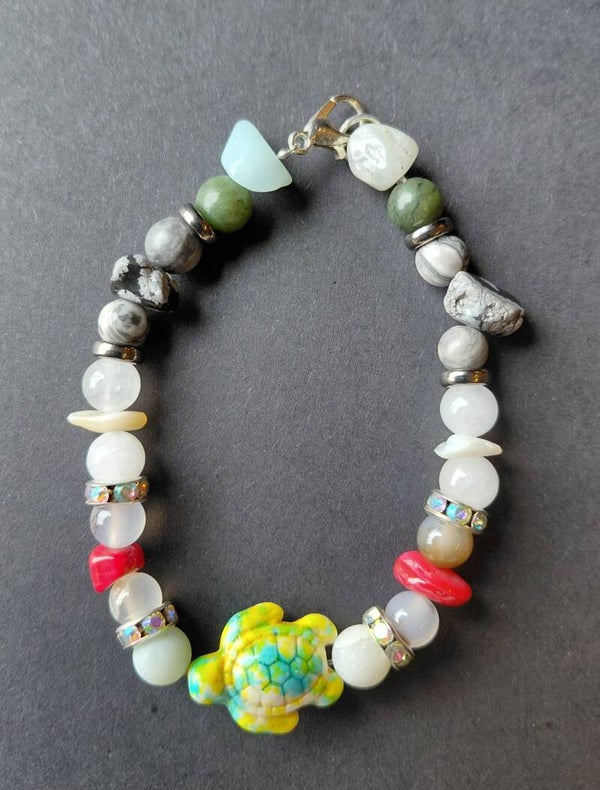 Handgemaakte natuursteenarmband met kleurrijke details & schildpad