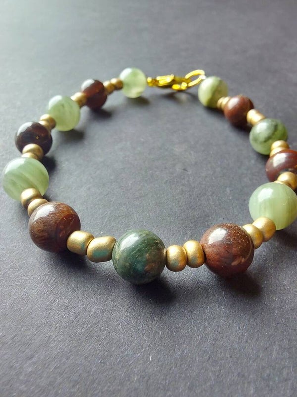Handgemaakte armband met natuurstenen – groen, roodbruin & goudkleurige💚❤️💛  details
