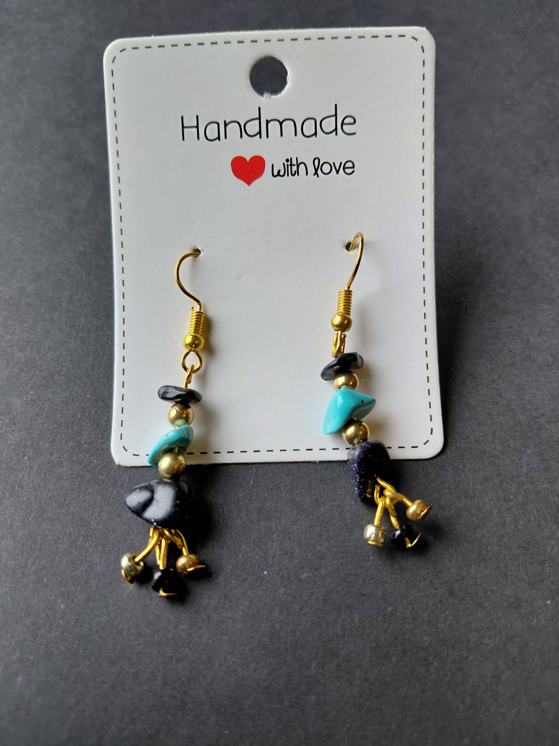 Handgemaakte oorbellen met turquoise en zwarte natuursteen💙🖤