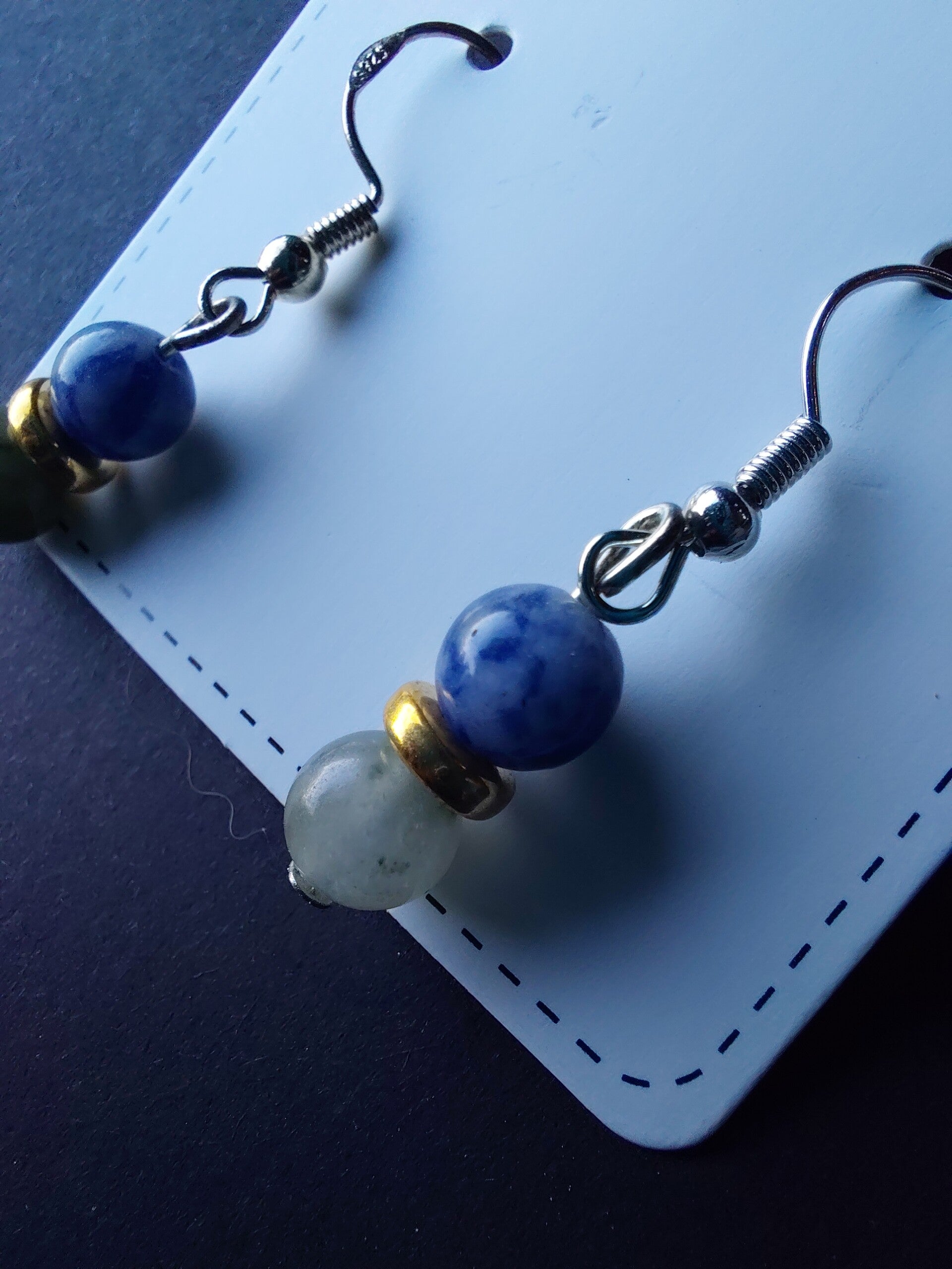 Handgemaakte oorbellen met blauwe & witte 💙🤍 natuursteen