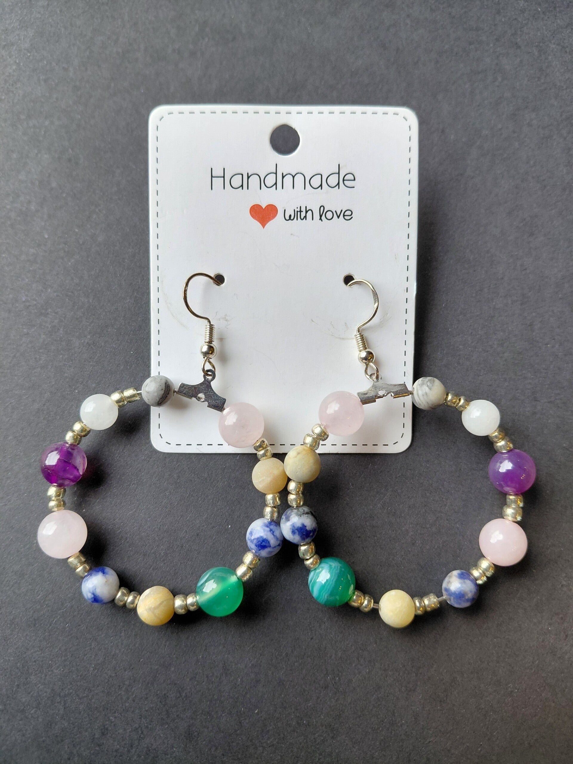 Handgemaakte oorbellen met natuurlijke edelsteen-look 🌈