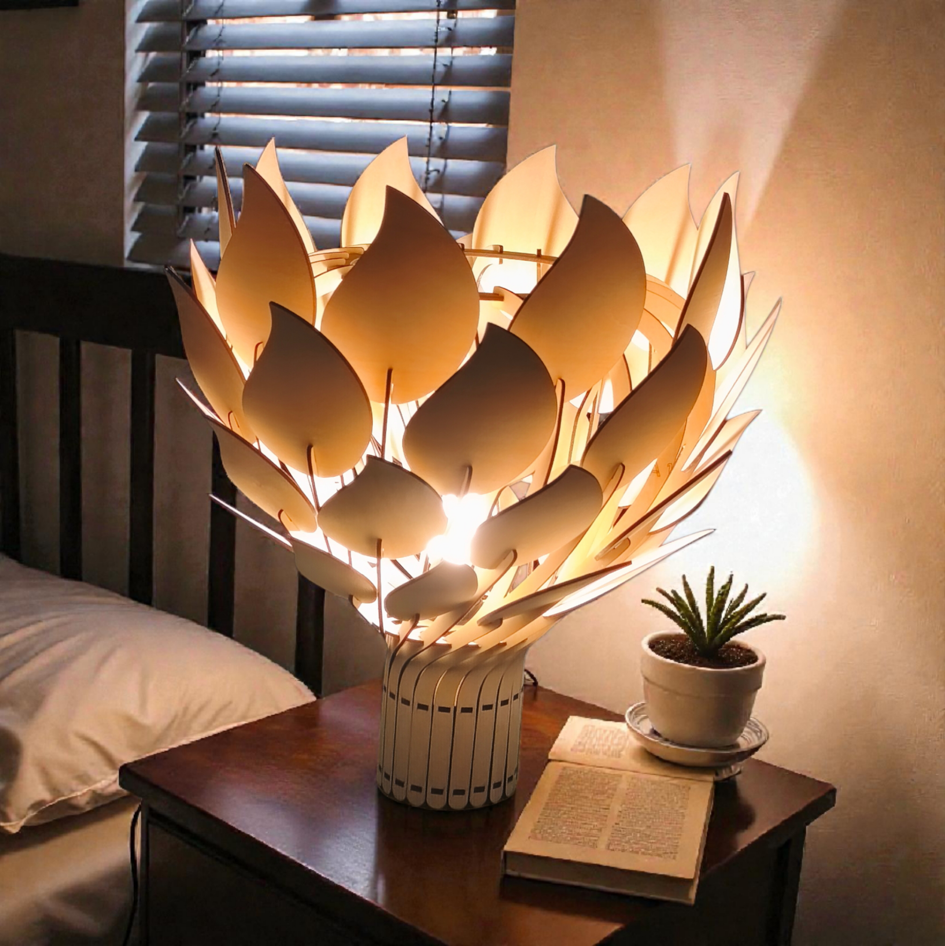 Lampe de chevet en bois découpé au laser – Design floral