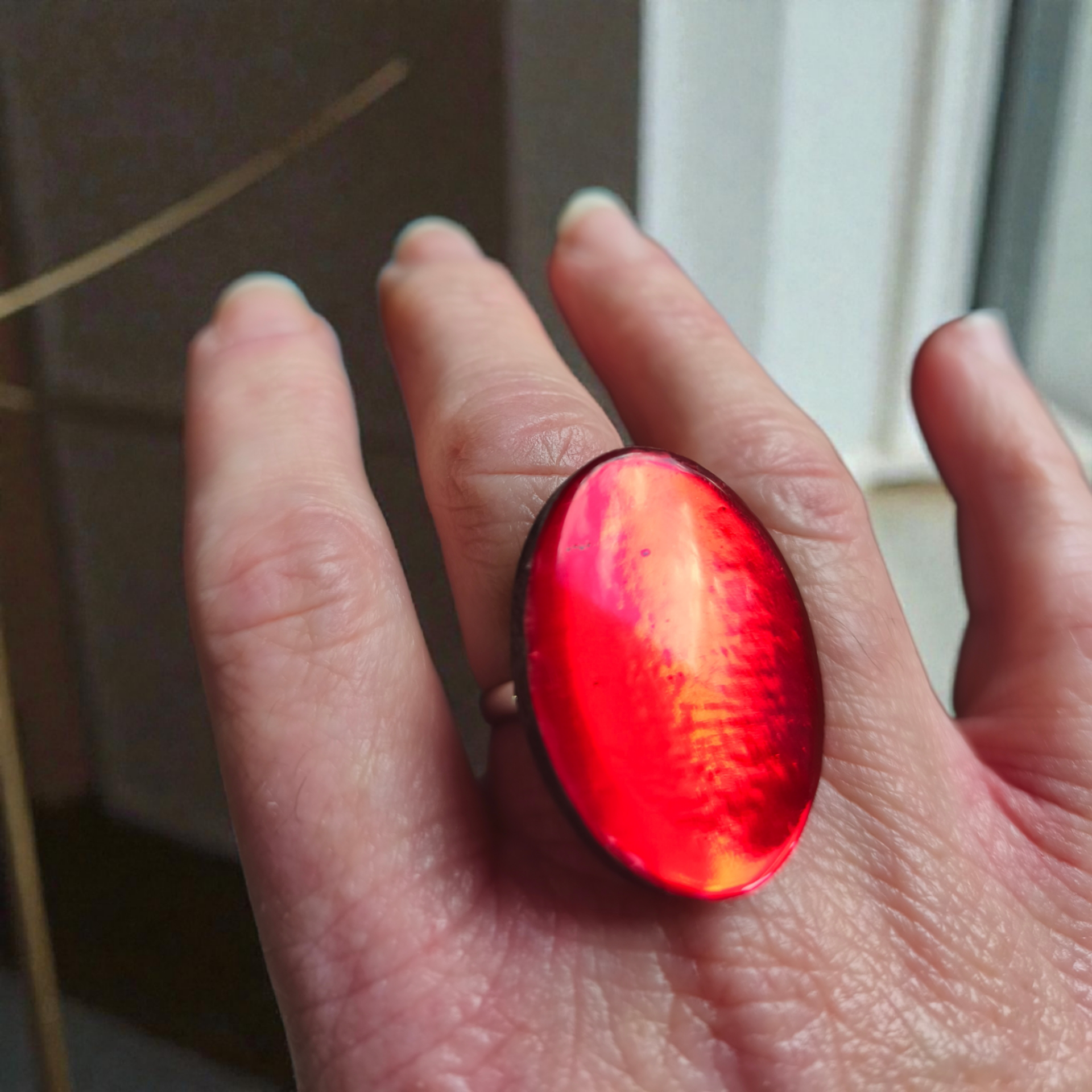 Bague artisanale holographique en bois, résine UV et acier inoxydable