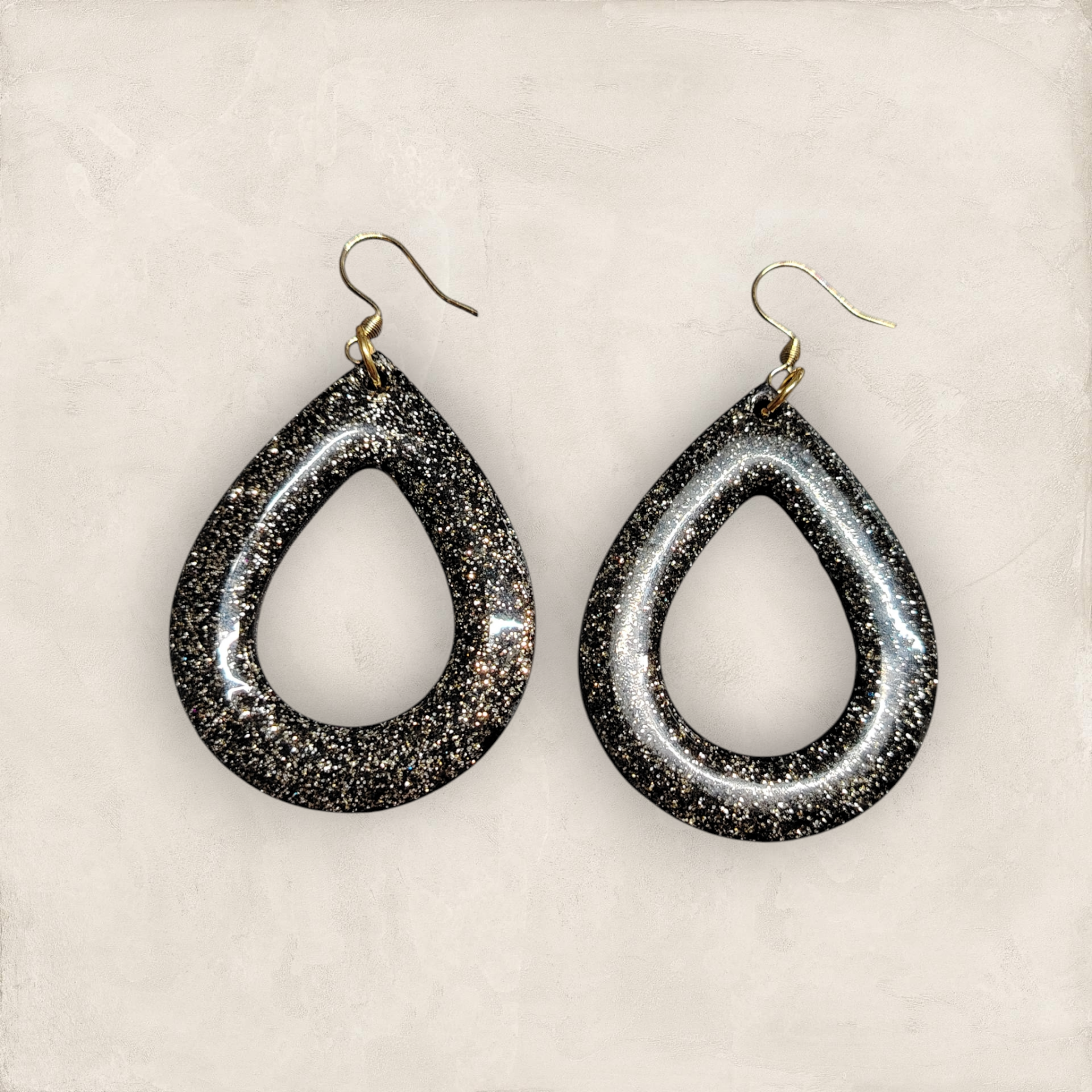 Boucles d'oreilles "Nuit Étoilée" – Bois Noir Pailleté & Résine UV