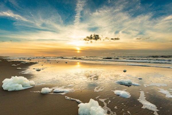 Zonsondergang na een storm. 