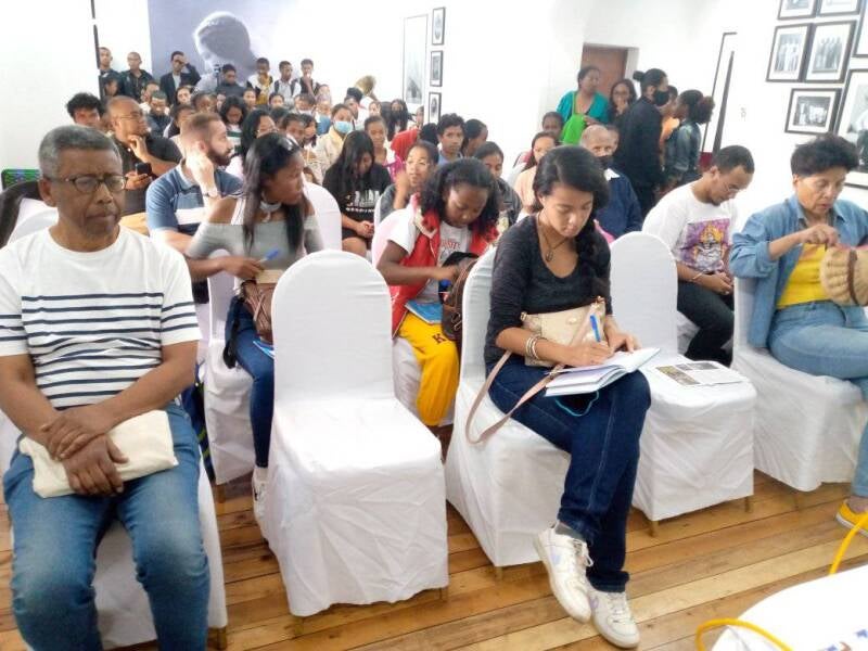 Ireo mpanatrika indray mitopy maso. Eo ankavia anoloana ny Pr Narivelo Rajaonarimanana