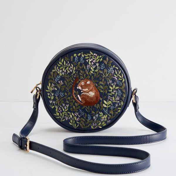 Fable England Chloe Geborduurde Ronde Tas - Marineblauw