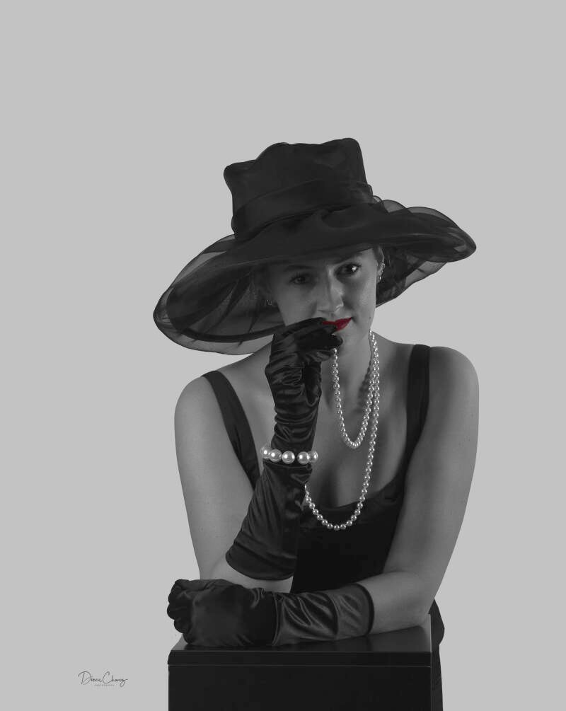 Lady with the pearl neclace