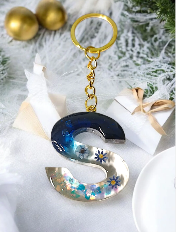 Resin sleutelhanger met initiaal – Blue Galaxy Edition
