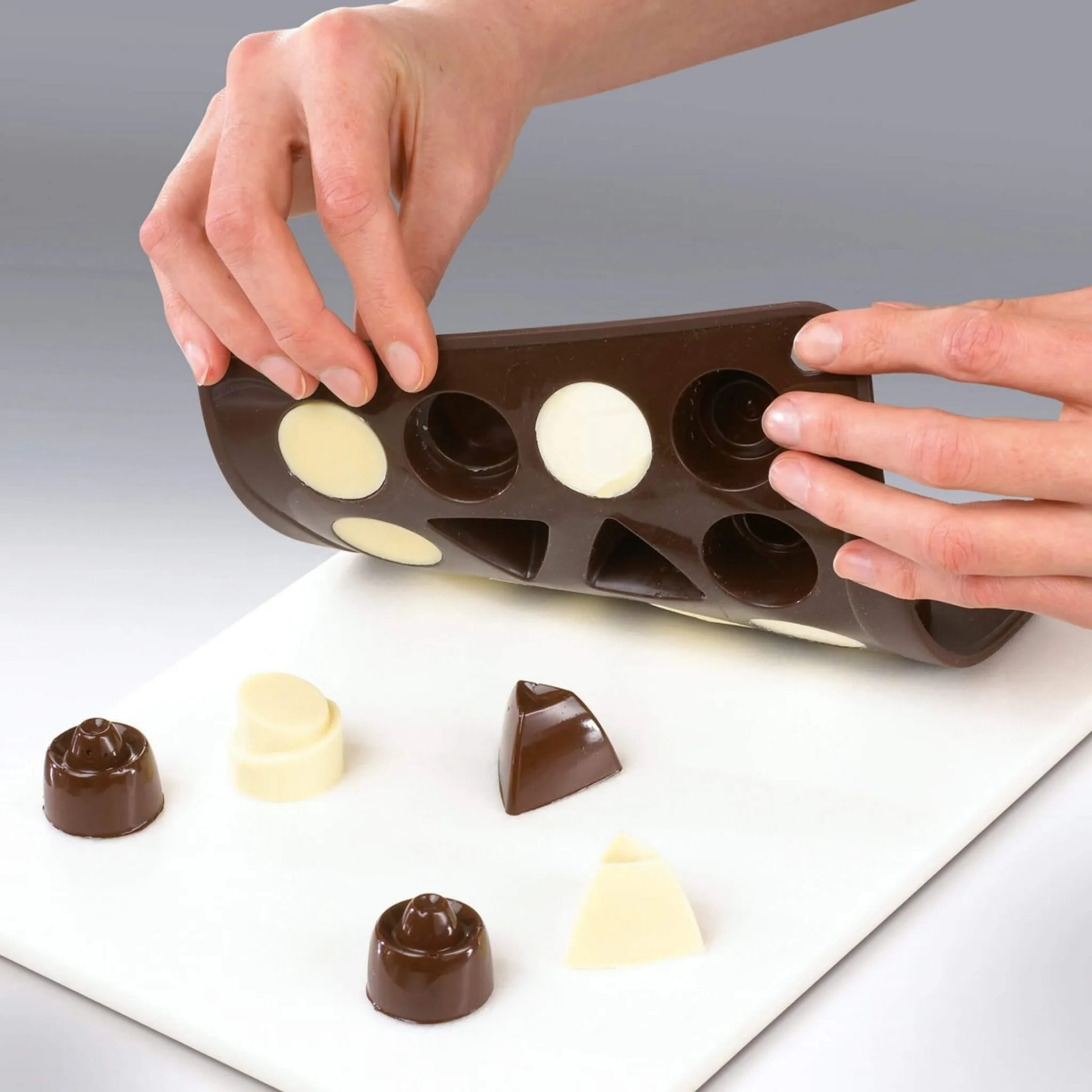 Dr. Oetker Silikon-Schokoladenform"Classic", Pralinenform für 16 Köstlichkeiten