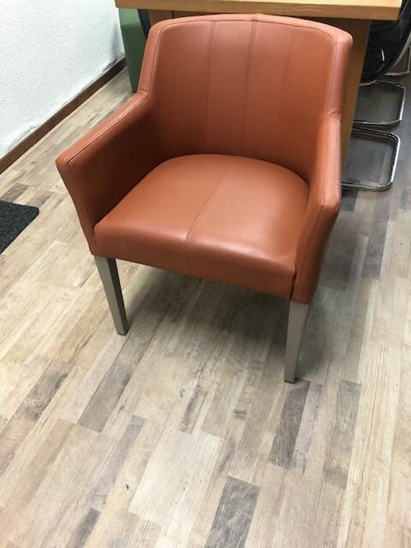 Lederlook stoel bruin.
