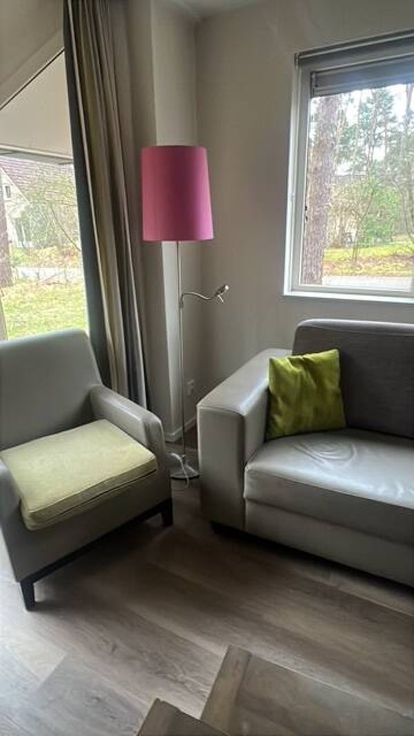 Grijs lederlook fortuil.