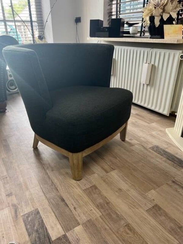 fauteuil van zwart stof met houten onderstel. (Kopie)
