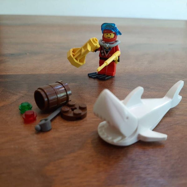 [2871]-1 Diver and Shark