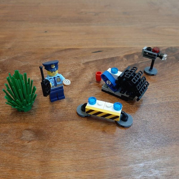 [40175]-1i Policeman with Cookie and Stinger (A)