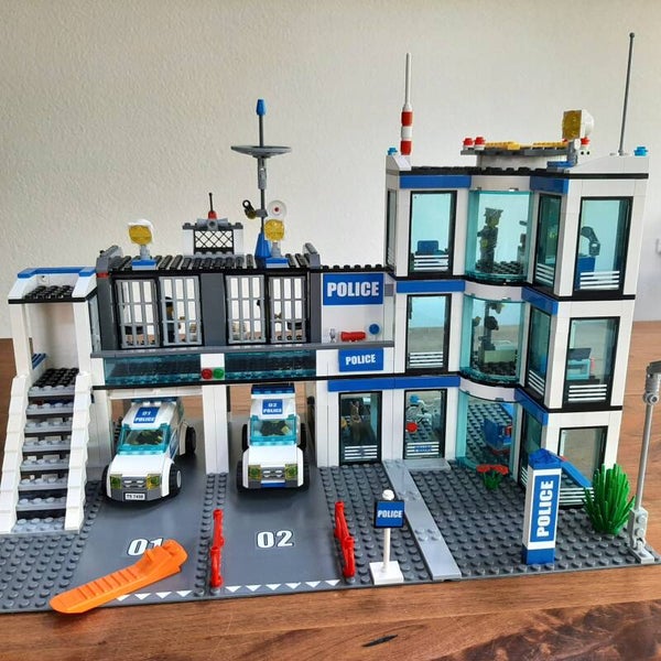 [7498]-9i4x2 Police Station