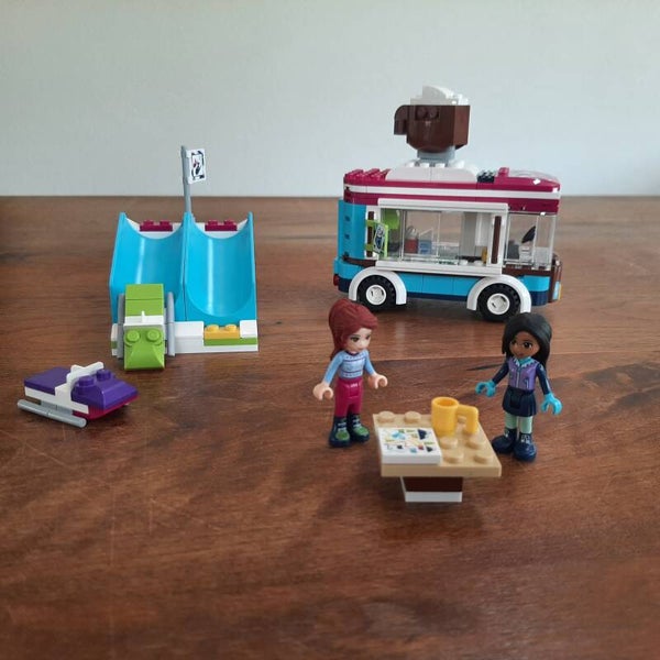 [41319]-2 Snow Resort Hot Chocolate Van