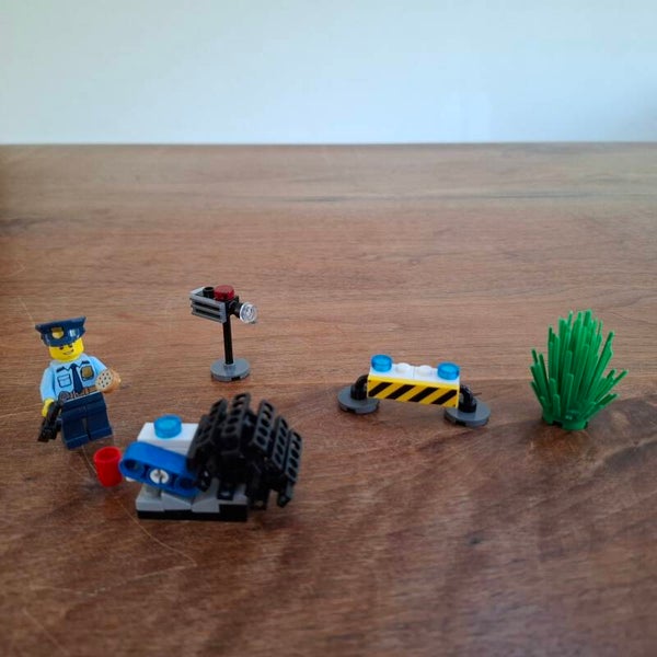[40175]-1 Policeman with Cookie and Stinger (B)