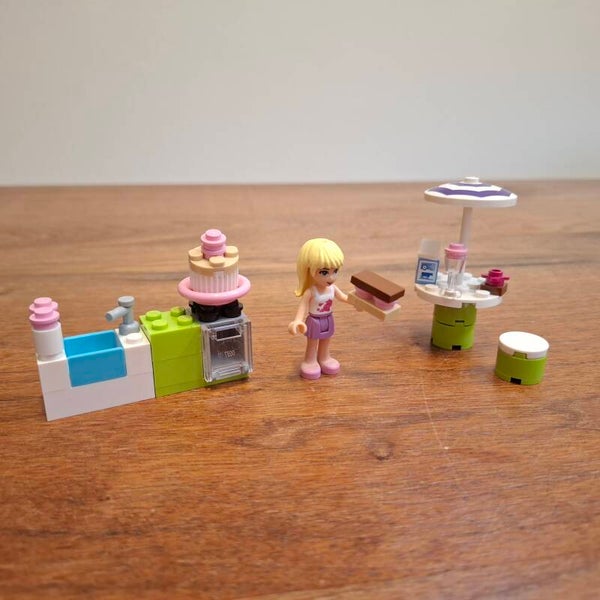 [3930]-1i Stephanie's Outdoor Bakery