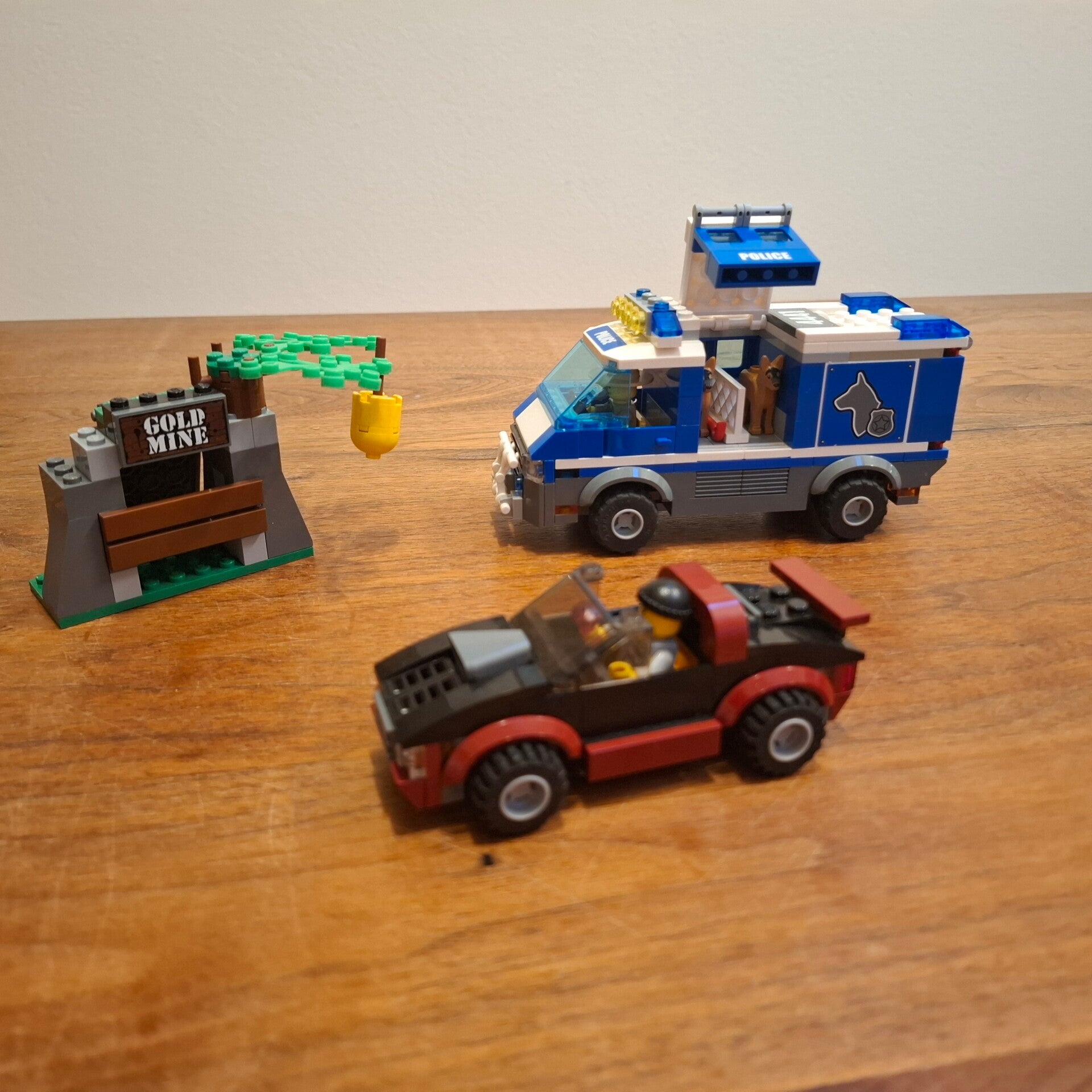 [4441]-3 Police Dog Van