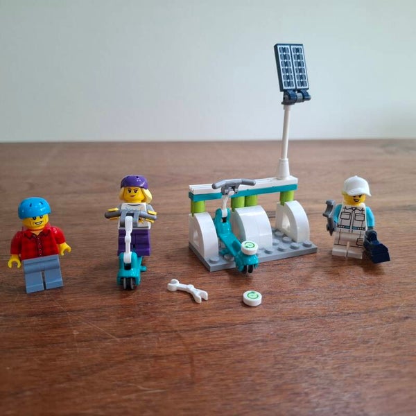 [40526]-1ib Electric Scooter & Charging Dock blister pack