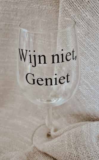 Wijnglas met tekst 'Wijn niet, Geniet'