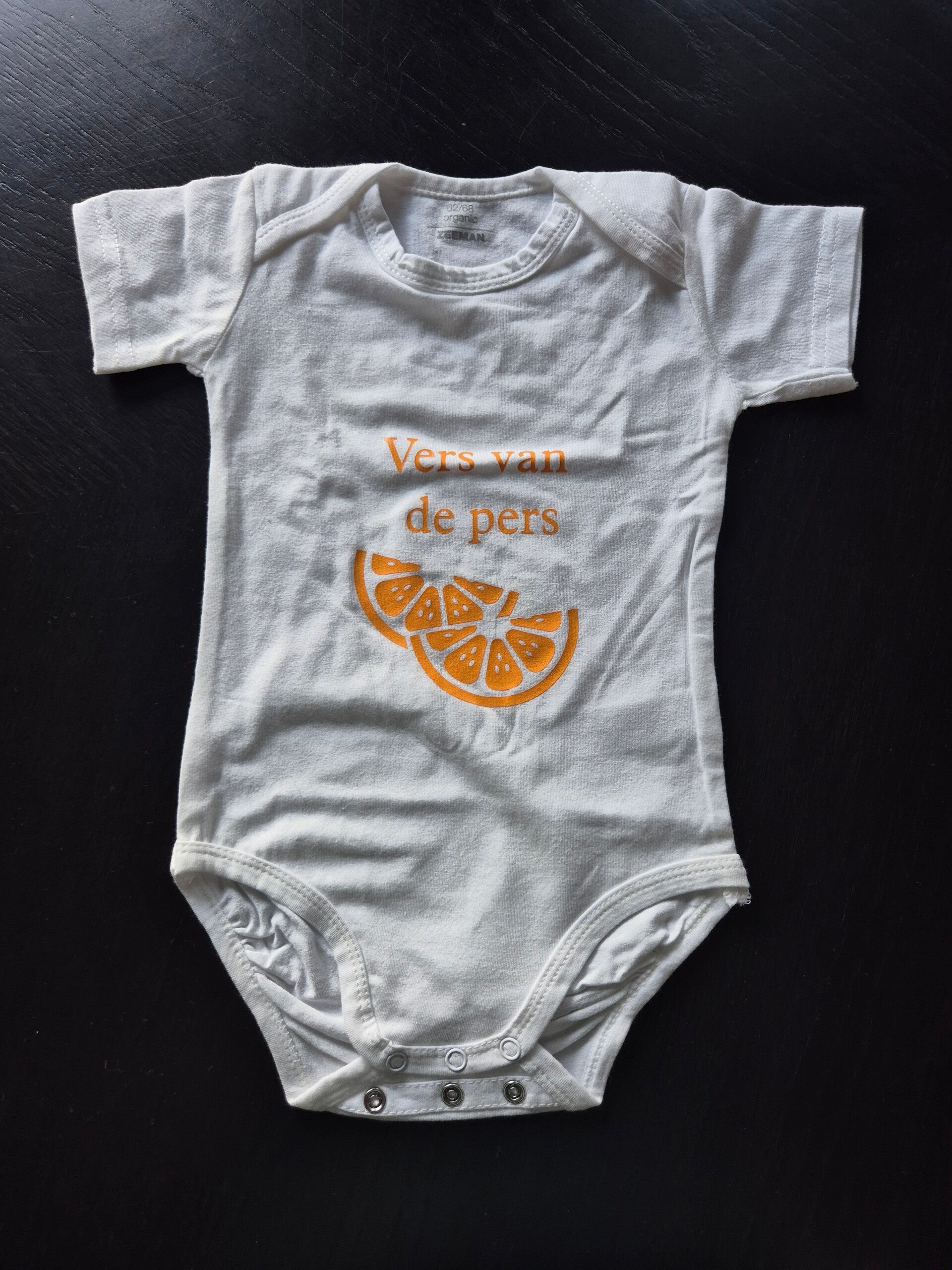 Babyromper vers van de pers