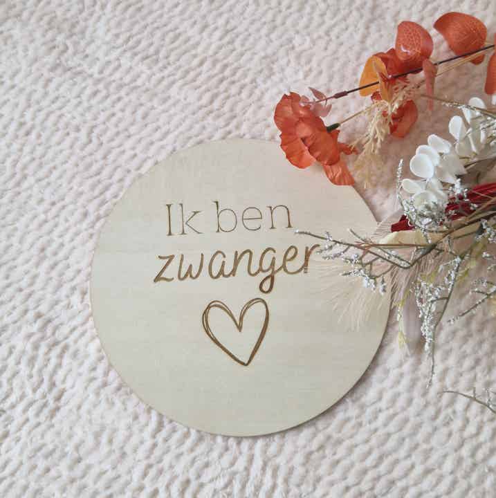 Houten cirkel zwangerschap aankondiging