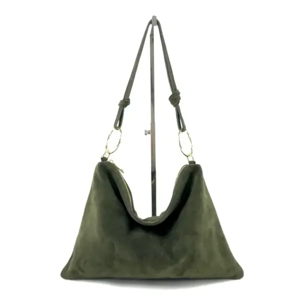 SUEDE TAS met grote gouden ring. Kleur: Groen Materiaal: Kalfsleer made in Italy Maat: 36x26x1cm