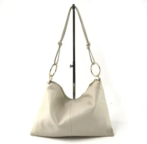 GROTE TAS MET GROTE GOUDEN RING. Kleur: zwart Materiaal: Kalfsleer Handmade in Italy Maat 36x26x1cm