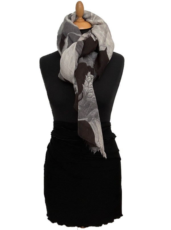 HIGHFIELD SHAWL DESSIN “BIG FLOWER” IN ZWART/WIT/GRIJS TINTEN MATERIAAL: WOL