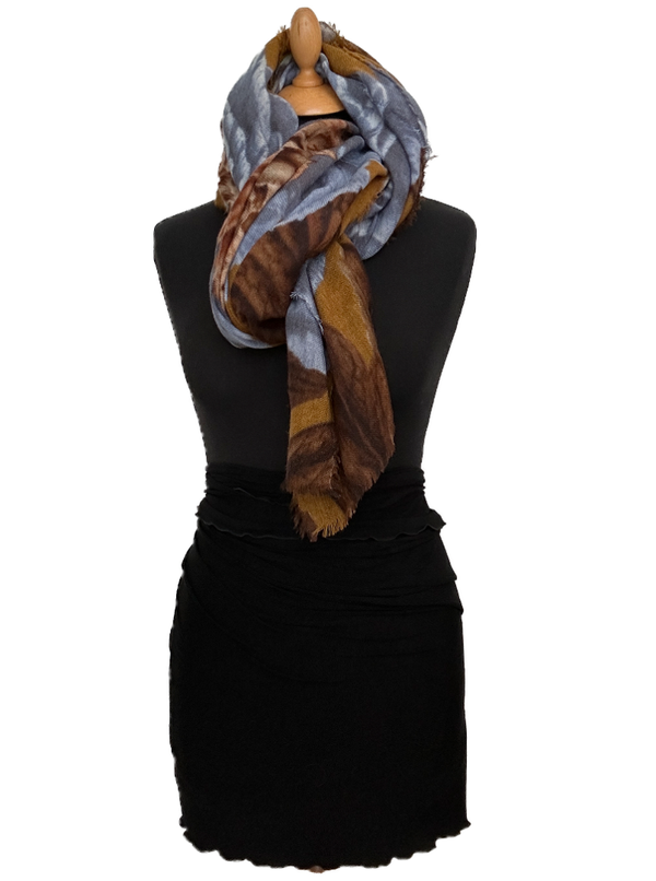 HIGHFIELD SHAWL DESSIN “BIG FLOWER” IN COGNAC/JEANS/GOUD TINTEN MATERIAAL: WOL
