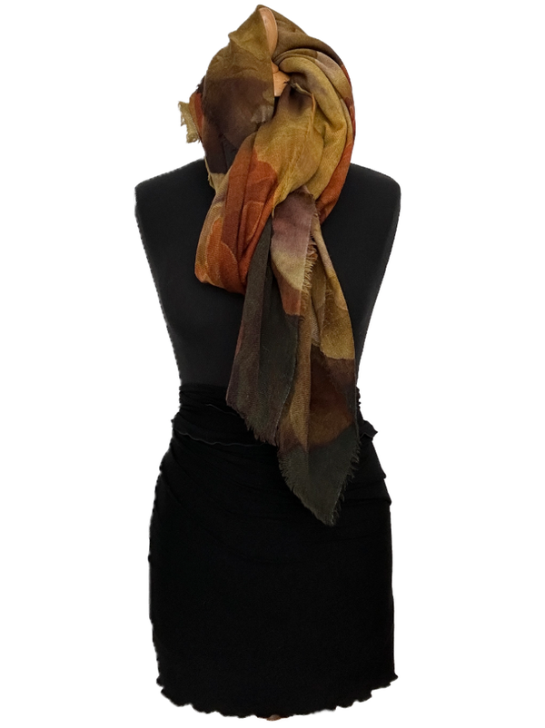 HIGHFIELD SHAWL DESSIN “BIG FLOWER” IN MOOIE HERFST BRUIN/COGNAC TINTEN MATERIAAL: WOL